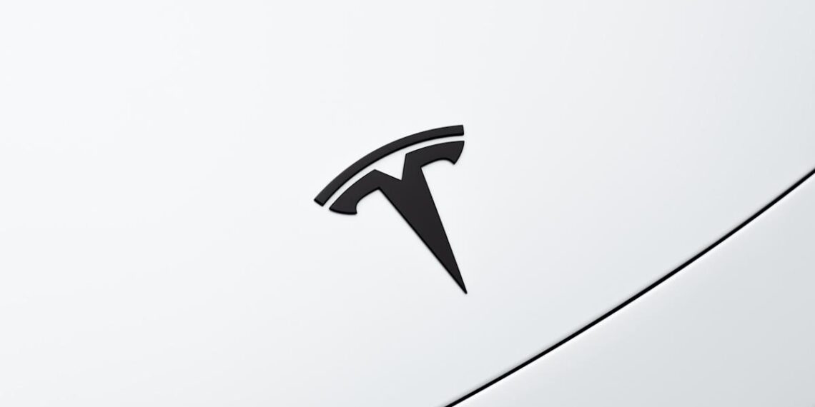 Kodėl „Tesla“ atsisako „Autopilot“ reklamoje? Naujas žingsnis kelia diskusijų