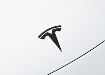 Kodėl „Tesla“ atsisako „Autopilot“ reklamoje? Naujas žingsnis kelia diskusijų