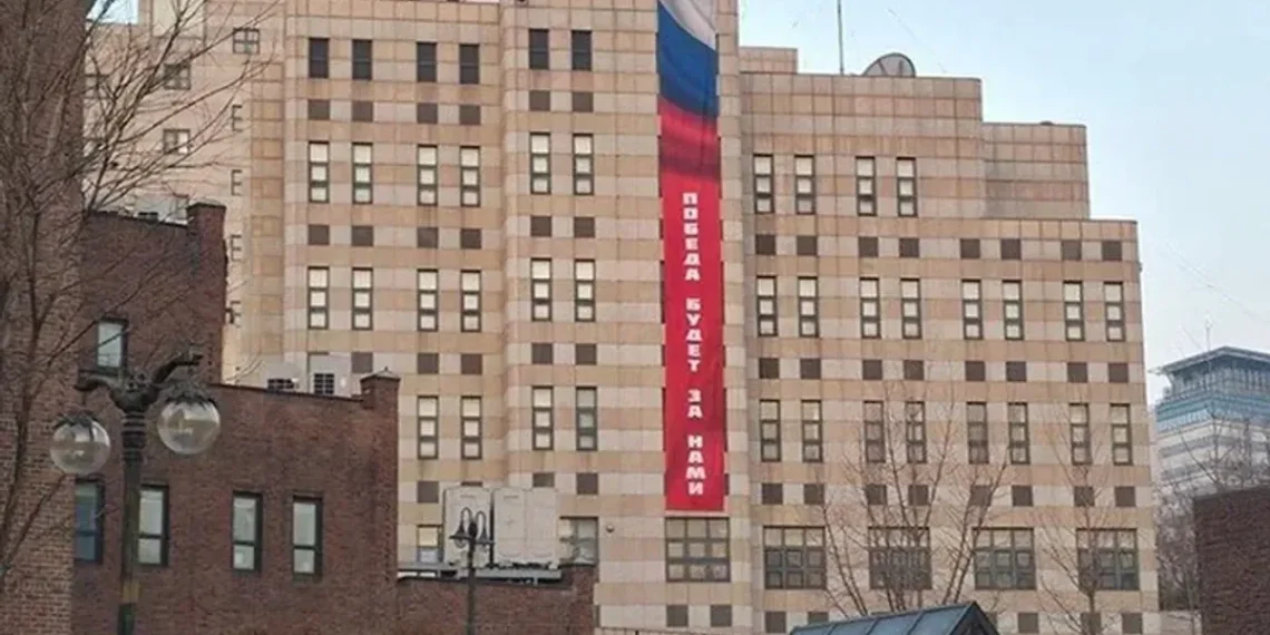 Skandalas Seule: Rusijos ambasada pakabino milžinišką karo propagandos banerį, valdžia – bejėgė