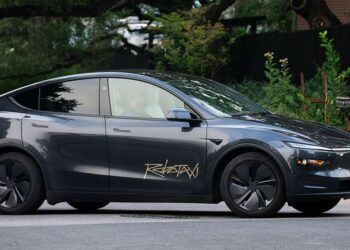 „Tesla“ robotaksiai Teksase pateko į 14 avarijų – ar technologija jau pasirengusi keliams?