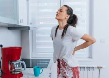 Skauda nugarą gaminant virtuvėje? Šios klastingos klaidos gadina jūsų sveikatą