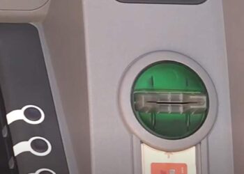 Skaudi pamoka prie bankomato: kodėl po pinigų išėmimo NIEKADA negalima iškart nueiti?