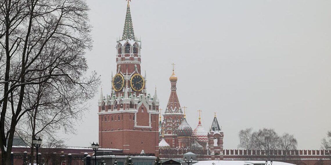 Slaptas Makrono pasiuntinio vizitas Kremljuje: kas nutarta dėl Ukrainos ir Europos vaidmens?