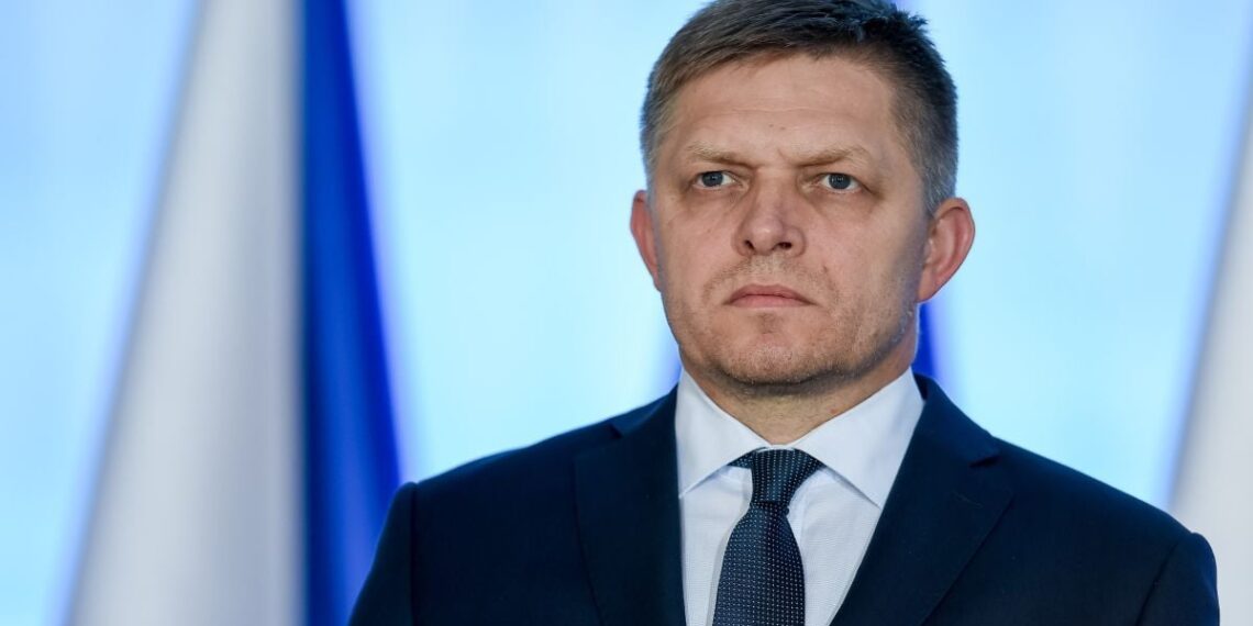 Slovakijos premjeras stoja į atvirą konfliktą su Kyjivu: grasina išjungti elektrą Ukrainai