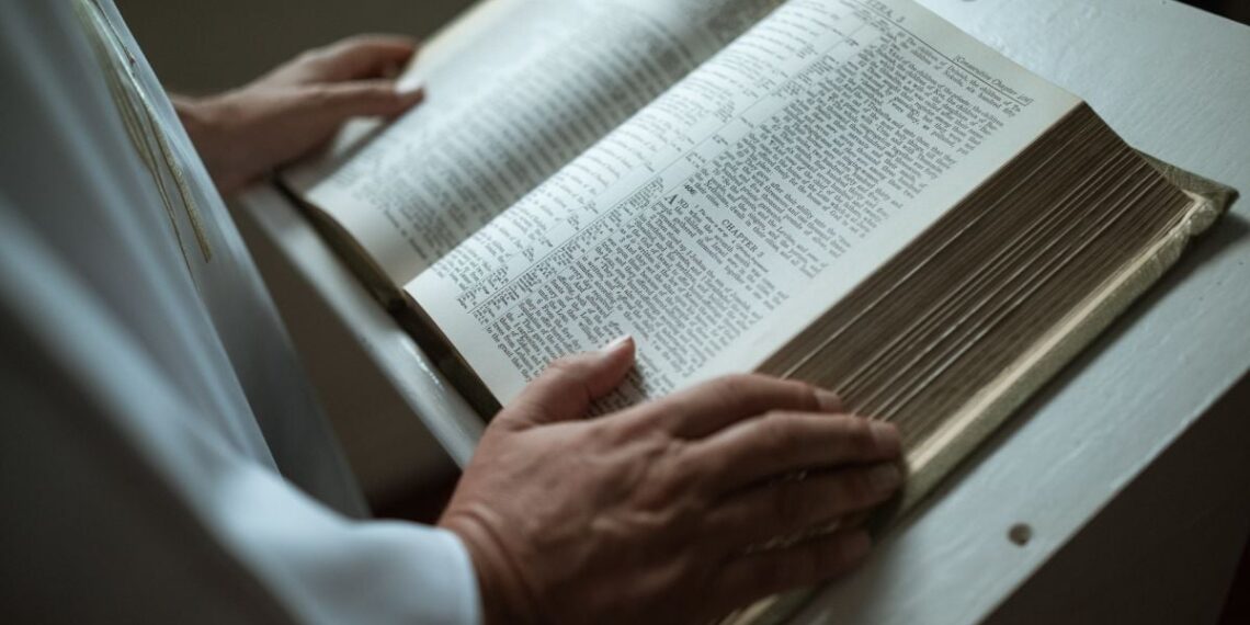 Anglijoje – rimti įtarimai: 68 metų vyskupas, Lordų Rūmų narys, tiriamas dėl galimo išnaudojimo