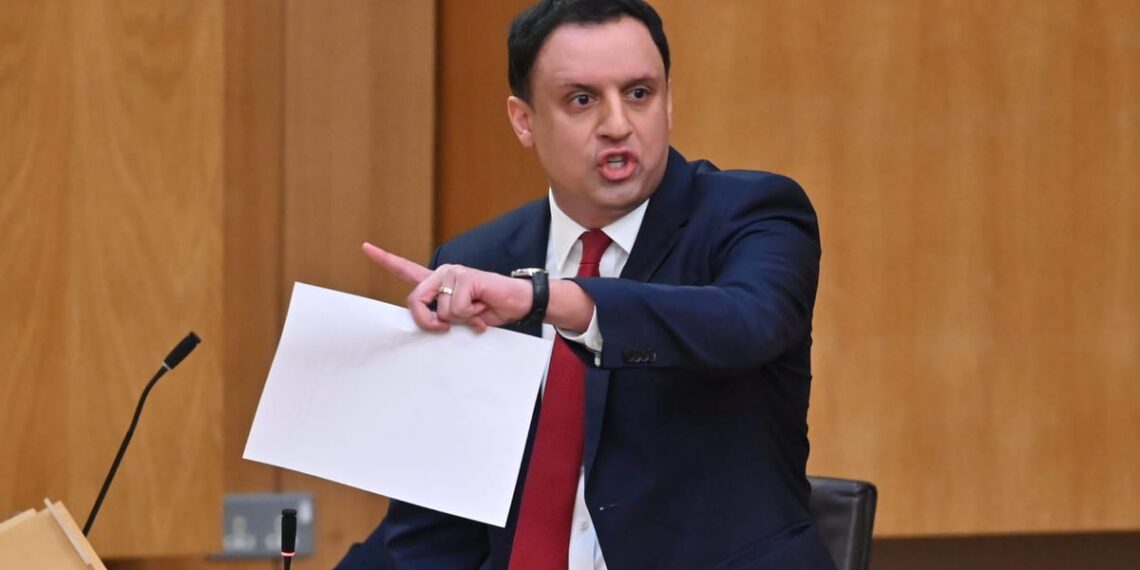 Šokas Britanijoje: Škotijos leiboristų lyderis viešai ragina Starmerį trauktis