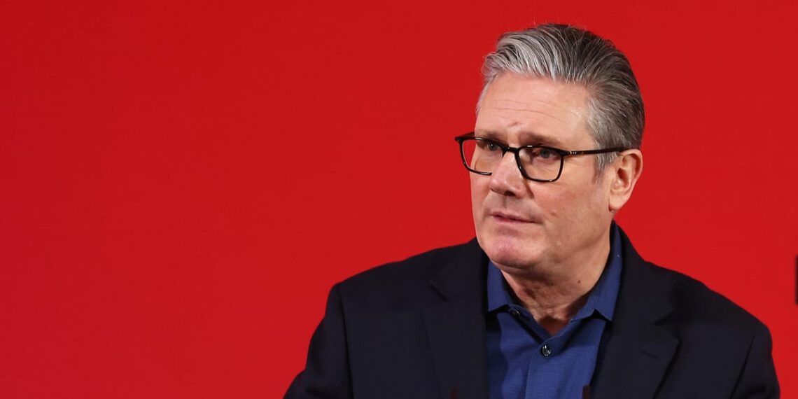 Šokas Britanijoje: Starmeris atsiprašė Epsteino aukų dėl skandalingo Mandelsono paskyrimo