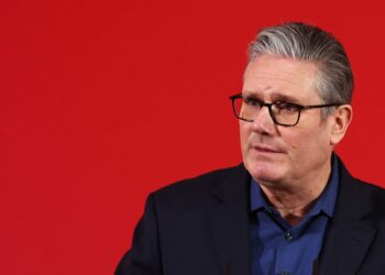 Šokas Britanijoje: Starmeris atsiprašė Epsteino aukų dėl skandalingo Mandelsono paskyrimo