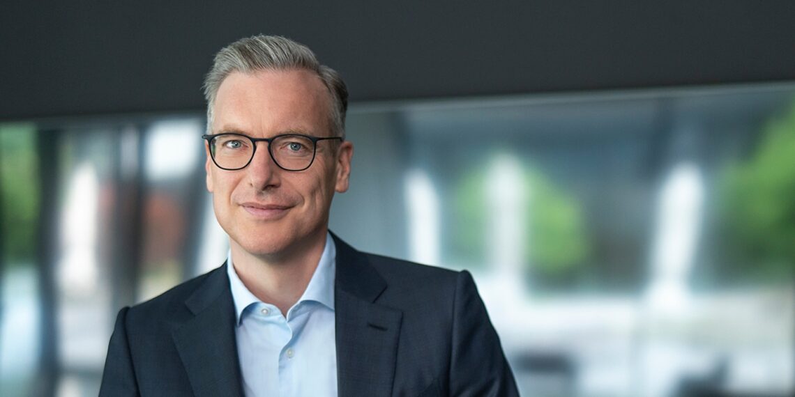 Smūgis draudimo rinkai: „Munich Re“ susiduria su krintančiomis kainomis ir pelnu