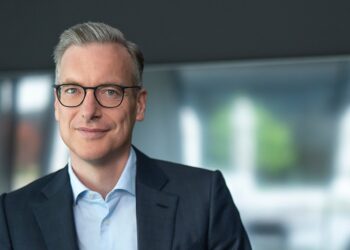 Smūgis draudimo rinkai: „Munich Re“ susiduria su krintančiomis kainomis ir pelnu