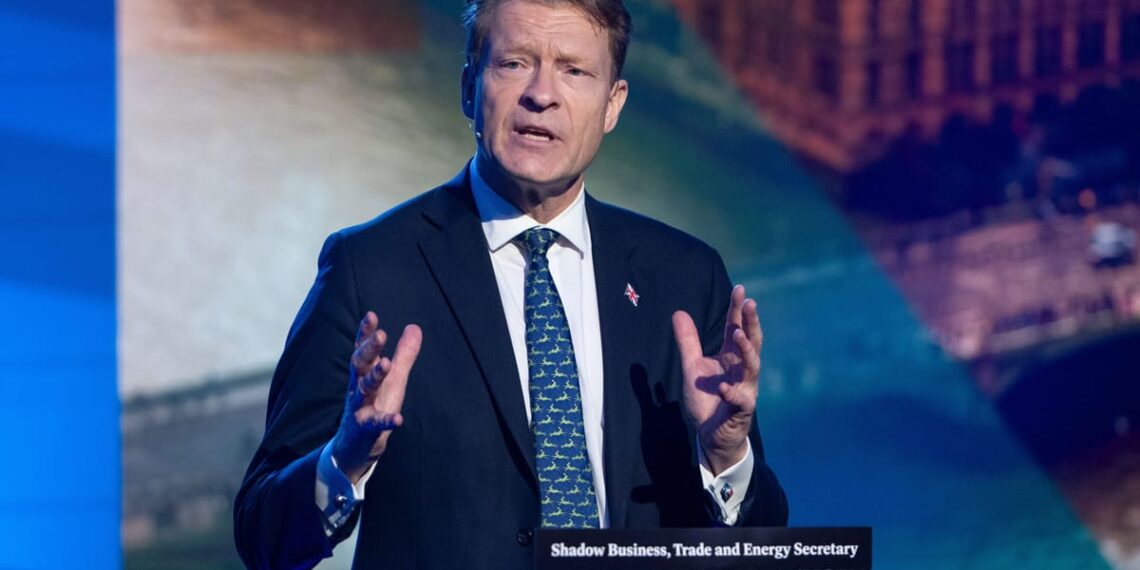 „Reform UK“ siekia panaikinti Jungtinės Karalystės anglies pasienio mokestį