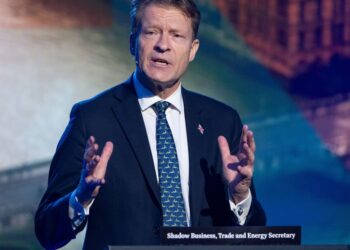 „Reform UK“ siekia panaikinti Jungtinės Karalystės anglies pasienio mokestį