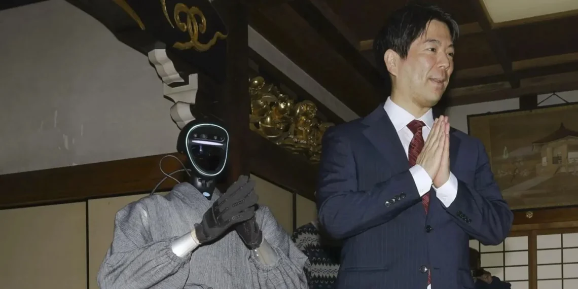 Japonijoje pristatytas neįprastas robotas: humanoidas cituoja budistinius tekstus
