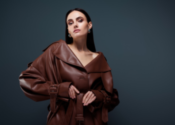 Mados šokas Paryžiuje: 2026-ųjų pavasarį smėlio spalvos trenčą keičia tamsiai rudas