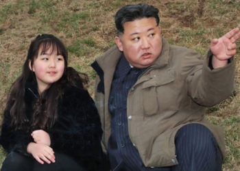 Kim Jong Uno dukra vis dažniau matoma branduoliniuose renginiuose: ką tai reiškia?