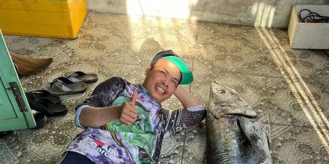 Šokas Vietname: miesto žvejys ištraukė 63 kg „monstrą“ – 1,7 m ilgio milžinišką skumbrę