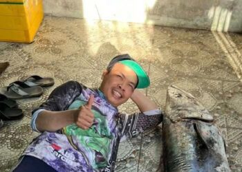 Šokas Vietname: miesto žvejys ištraukė 63 kg „monstrą“ – 1,7 m ilgio milžinišką skumbrę