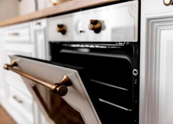 90 % žmonių orkaitės stalčių naudoja neteisingai: štai kam jis iš tikrųjų skirtas