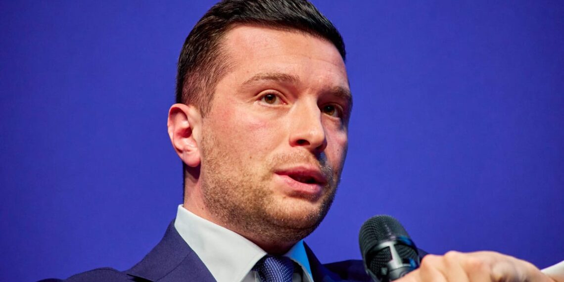 Le Pen praranda rėmėjus? Apklausos rodo, kad du trečdaliai renkasi Bardellą