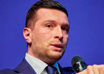 Le Pen praranda rėmėjus? Apklausos rodo, kad du trečdaliai renkasi Bardellą