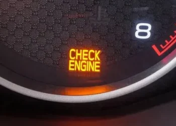 Ką reiškia mirksinti „Check Engine“ lemputė? Tai gali baigtis brangiu remontu