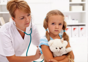 Vaikas bijo gydytojo? Psichologai pataria, kaip sumažinti stresą prieš vizitą