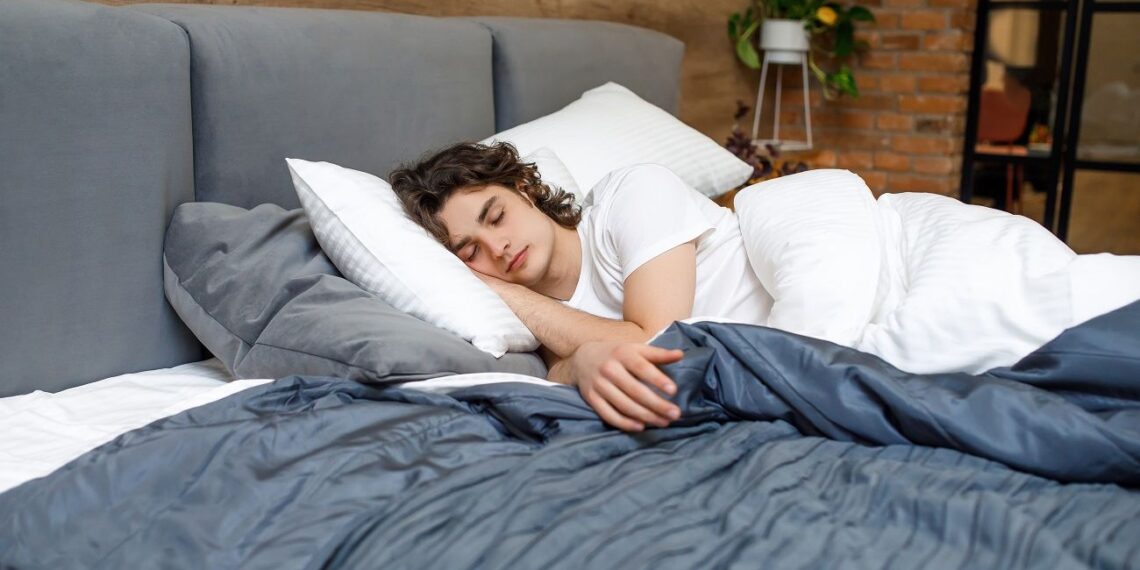 Šokiruojanti tiesa: gydytojai perspėja, kad viena mėgstama miego poza žaloja jūsų širdį ir stuburą