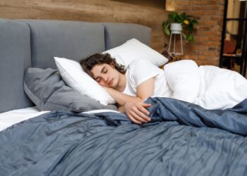 Šokiruojanti tiesa: gydytojai perspėja, kad viena mėgstama miego poza žaloja jūsų širdį ir stuburą