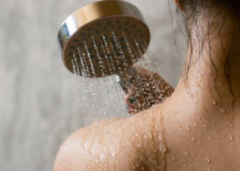 Ar šaltas dušas padeda išsiblaivyti? Gydytojai paaiškino, kas vyksta iš tikrųjų