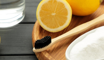 Odontologai įspėja: populiarūs liaudiški dantų balinimo būdai gali pažeisti emalį