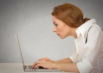 „Kompiuterio kaklo“ sindromas: gydytojai įspėja apie rizikas dirbantiems sėdimą darbą