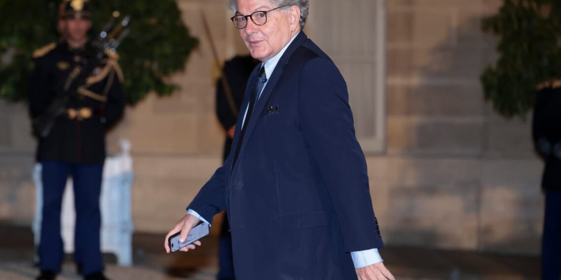 Macronas kreipėsi į Trumpą dėl sankcijų: kas vyksta ES technologijų vadovybėje?