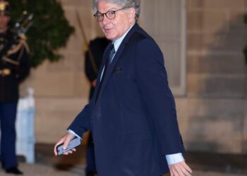 Macronas kreipėsi į Trumpą dėl sankcijų: kas vyksta ES technologijų vadovybėje?