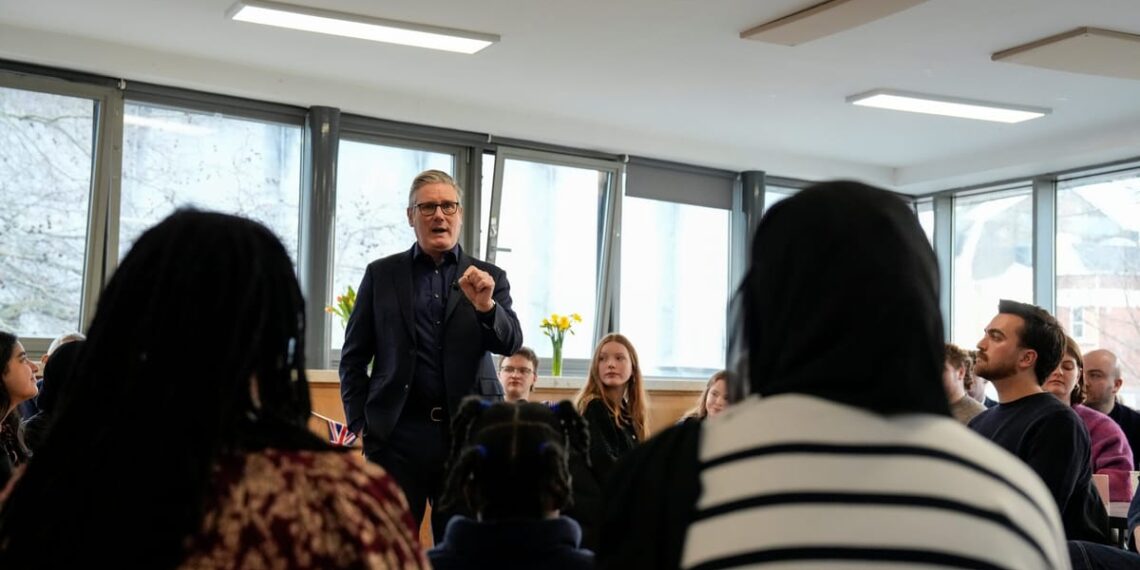 „Stop“ begaliniam scrollinimui? Keiras Starmeris ruošia netikėtą draudimą