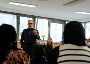 „Stop“ begaliniam scrollinimui? Keiras Starmeris ruošia netikėtą draudimą