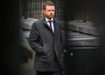 Skandalas JK politikoje: Starmerio dešinė ranka McSweeney trenkia durimis dėl Mandelsono aferos