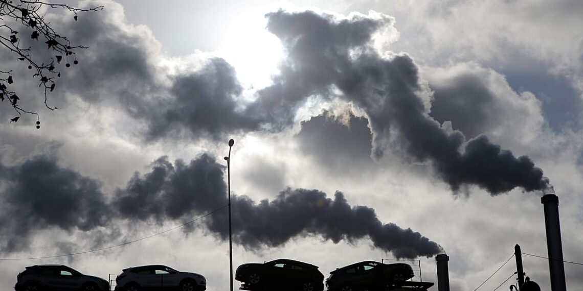 Smūgis Prancūzijos pramonei: per 13 metų dingo trečdalis automobilių sektoriaus darbo vietų