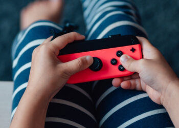 Šokiruojantis tyrimas: kompiuteriniai žaidimai ne bukina, o kelia vaikų IQ – mokslininkai nustėro