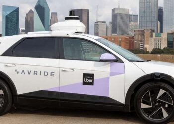 „Uber“ investuoja 100 mln. eurų į robotaksi infrastruktūrą: miestų laukia pokyčiai