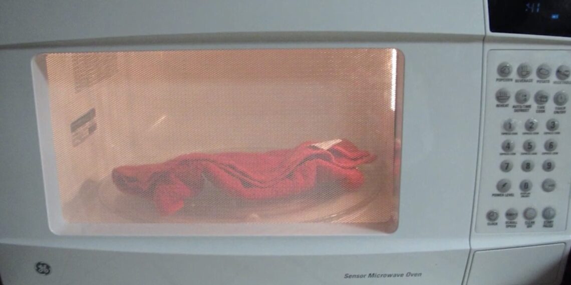 Šokiruojantis uošvienės triukas: 90 sekundžių ir seni virtuviniai rankšluosčiai vėl kaip nauji!