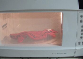 Šokiruojantis uošvienės triukas: 90 sekundžių ir seni virtuviniai rankšluosčiai vėl kaip nauji!