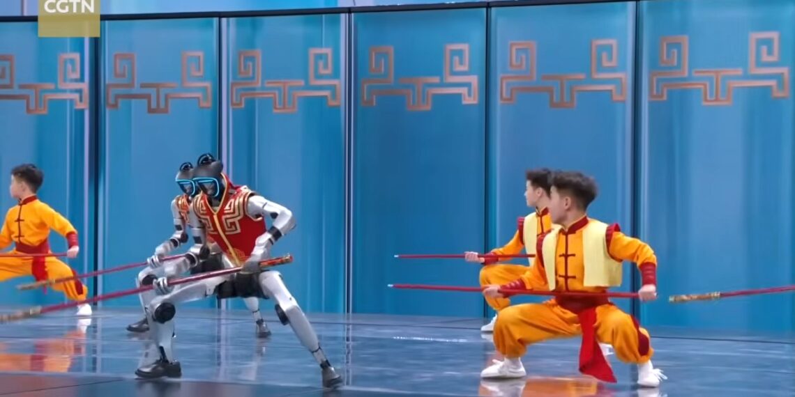 Neįprastas vaizdas Kinijoje: humanoidiniai robotai scenoje šoko taip, kad minia liko apstulbusi
