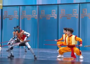 Neįprastas vaizdas Kinijoje: humanoidiniai robotai scenoje šoko taip, kad minia liko apstulbusi