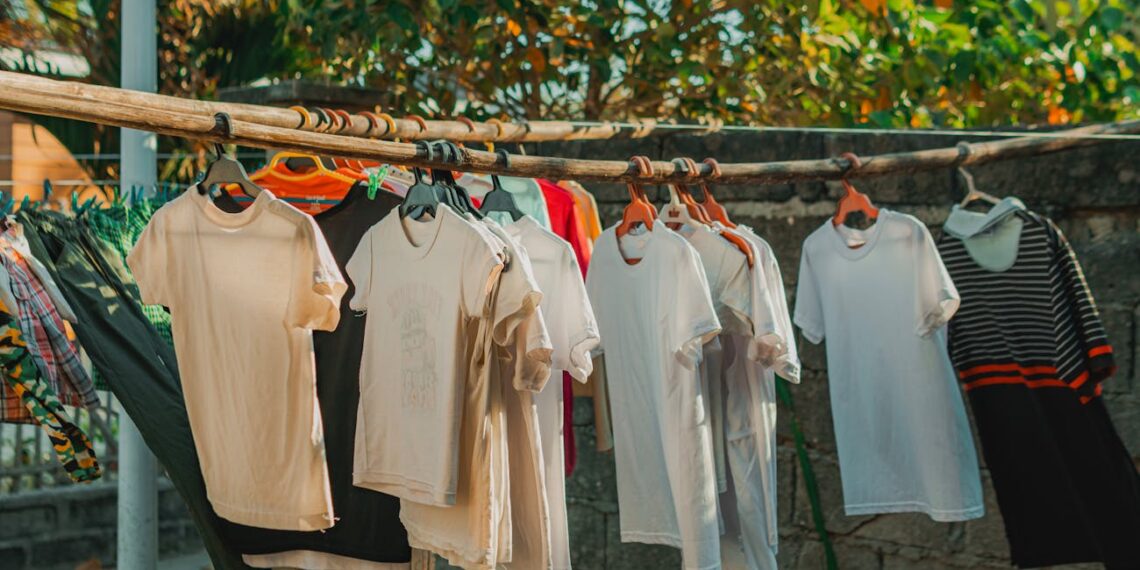 Vienas paprastas triukas padeda pašalinti prakaito ir dezodoranto dėmes nuo spalvotų drabužių