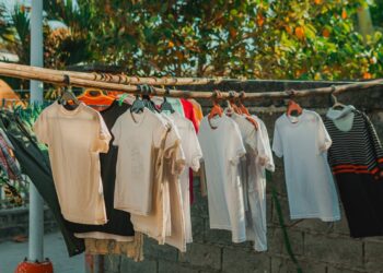 Vienas paprastas triukas padeda pašalinti prakaito ir dezodoranto dėmes nuo spalvotų drabužių