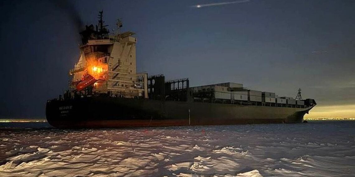 Prie Sankt Peterburgo – sprogimas krovininiame laive: rusų link plaukęs laivas dingo iš radarų