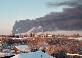 Sprogstantis košmaras Tambove: nuo bėgių nulėkę cisternų sąstatai sukaustė Rusiją