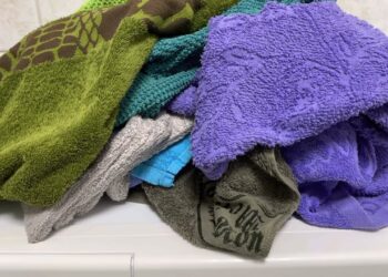 Štai ką vietoj brangaus minkštiklio naudoja taupūs žmonės: rankšluosčiai išlieka pūkuoti