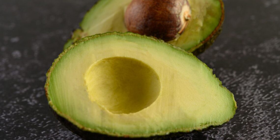 Štai vienas dalykas, kurį BŪTINAI privalote padaryti su avokadu prieš valgydami