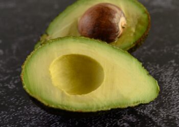 Štai vienas dalykas, kurį BŪTINAI privalote padaryti su avokadu prieš valgydami